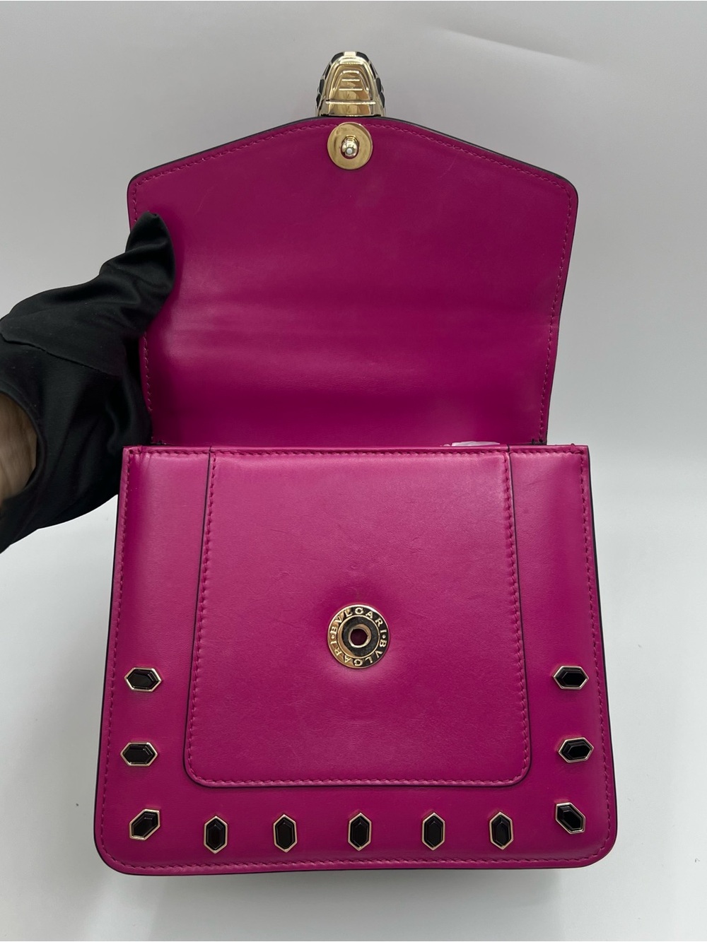 Bvlgari Serpenti Forever Top-handle Crossbody Medium in Magenta calfskin - Picture 11 of 16